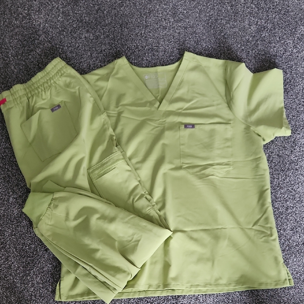 Figs Matcha Scrub Set - Catarina Scrub Top & Uman Joggers